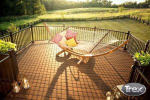 דק סינטטי TREX – הבסיס המושלם לעיצוב חוץ יוקרתי ועמיד